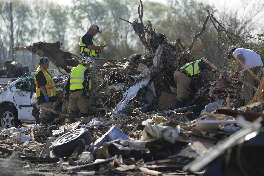 Cuerpos de emergencia realizan recorridos en las zonas devastadas por las tormentas y tornados registradas la noche del viernes 24 de marzo en olling Fork, Misisipi. Foto Ap