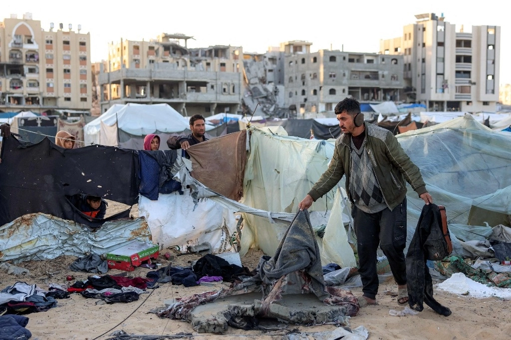 Palestinos de Beit Lahia en un campamento de desplazados en Jan Yunis, al sur de la franja de Gaza, el 25 de diciembre de 2024. Foto Afp