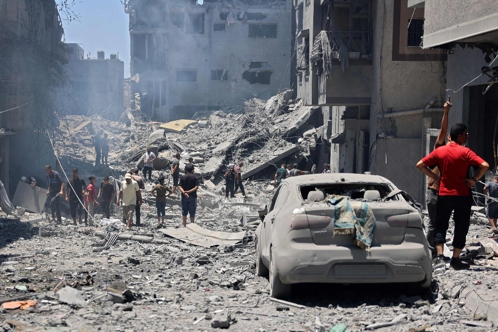 Edificios destruidos por bombardeos israelíes en el capo de refugiados de Shati, en la franja de Gaza. Foto Afp