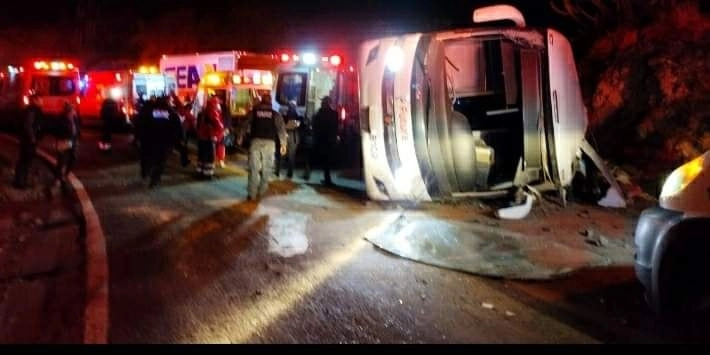 Al menos 25 personas resultaron lesionadas por la volcadura de un autobús, de la línea Futura, sobre tramo de la carretera federal Tampico-México que atraviesa la localidad de Venados, del municipio de Metztitlán, en la Sierra Hidalguense. Foto cortesía para ‘La Jornada’