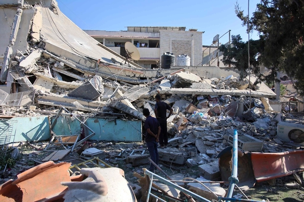 La gente inspecciona los daños causados ​​por el bombardeo israelí a la escuela Al-Nassr, que alberga a palestinos desplazados, al oeste de la ciudad de Gaza, el 4 de agosto de 2024, en medio del conflicto en curso entre Israel y el grupo militante Hamas. Foto Afp