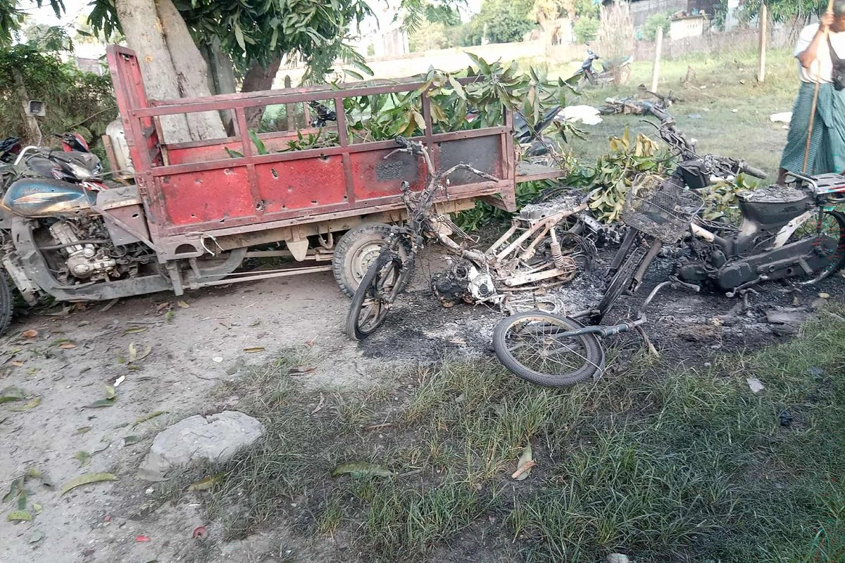 Vehículos dañados en el ataque militar birmano durante una celebridad budista en en el municipio de Chaung U, al centro del país asiático, el 7 de octubre de 2025. Foto  