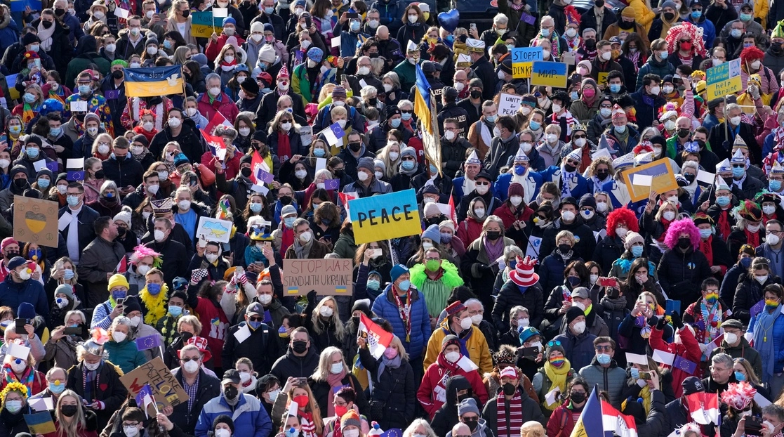 Participantes del carnaval que se celebra en Colonia, Alemania, muestra signos de la paz durante una marcha de miles de personas contra la guerra en Ucrania, el 28 de febrero de 2022. Foto Ap