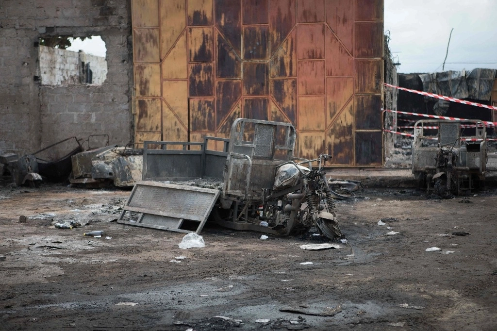 30 muertos y una veintena de autos calcinados, fue el saldo de la explosión de un camión cisterna en Nigeria. Foto Afp