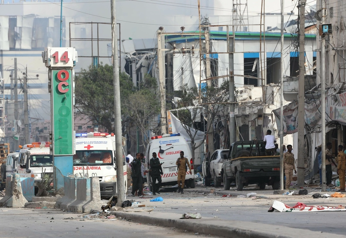 Destrucción causada por uno de los coches bomba que explotaron en Mogadiscio, capital de Somalia. Foto Afp