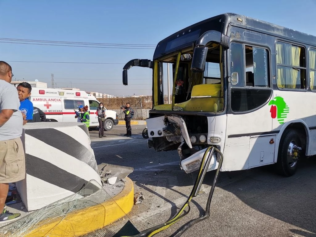 Al menos 30 pasajeros resultaron con diversas lesiones debido al accidente de un autobús de la línea San Pablo Tecalco, que se impactó contra el muro de protección de la caseta de cobro de Ojo de Agua, en el Estado de México, el 31 de marzo de 2022. Foto ‘La Jornada’