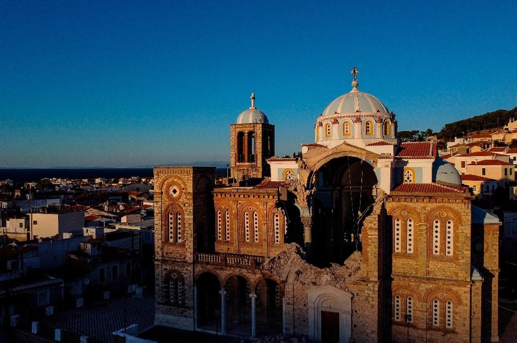 La iglesia ortodoxa griega de Karlovasi en la isla de Samos, tras el poderoso terremoto que azotara partes de Grecia y la costa occidental de Turquía. Foto Afp