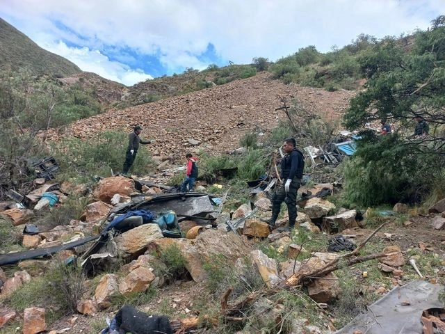 El autobús se dirigía a Oruro cuando cayó a un barranco de aproximadamente 800 metros de profundidad. Foto Afp