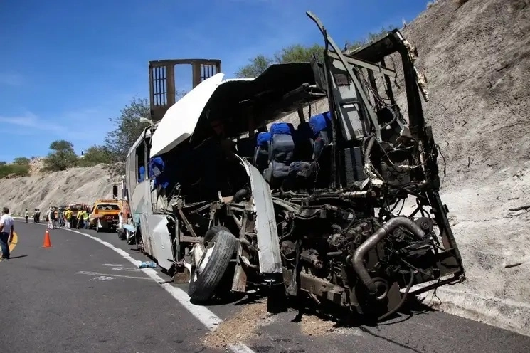 Aspectos de un accidente de autobús en imagen de archivo. Foto Cuartoscuro