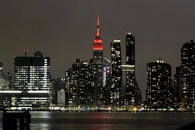 El Empire State se ilumina en rojo para honrar a los trabajadores médicos durante la emergencia por el coronavirus. Foto AP