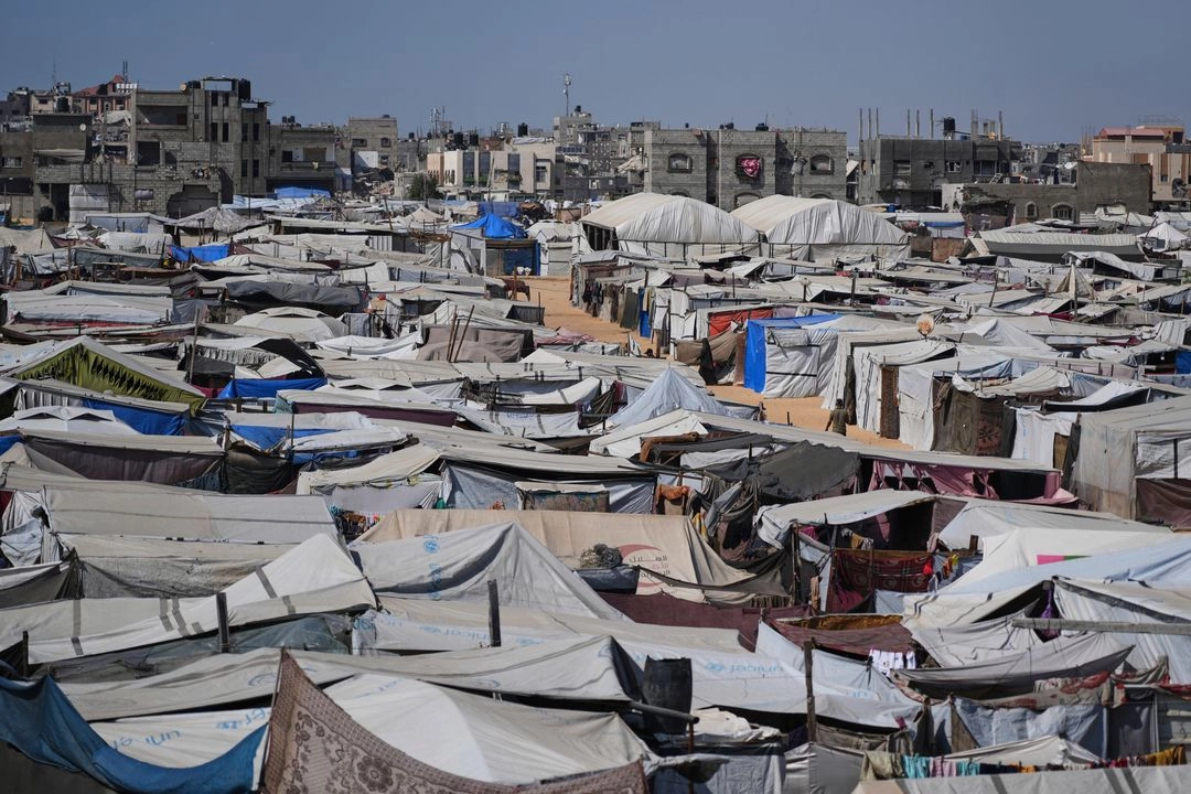 Un campamento de tiendas de campaña improvisado para palestinos desplazados se ve en Khan Younis, Gaza, el 6 de junio de 2025.