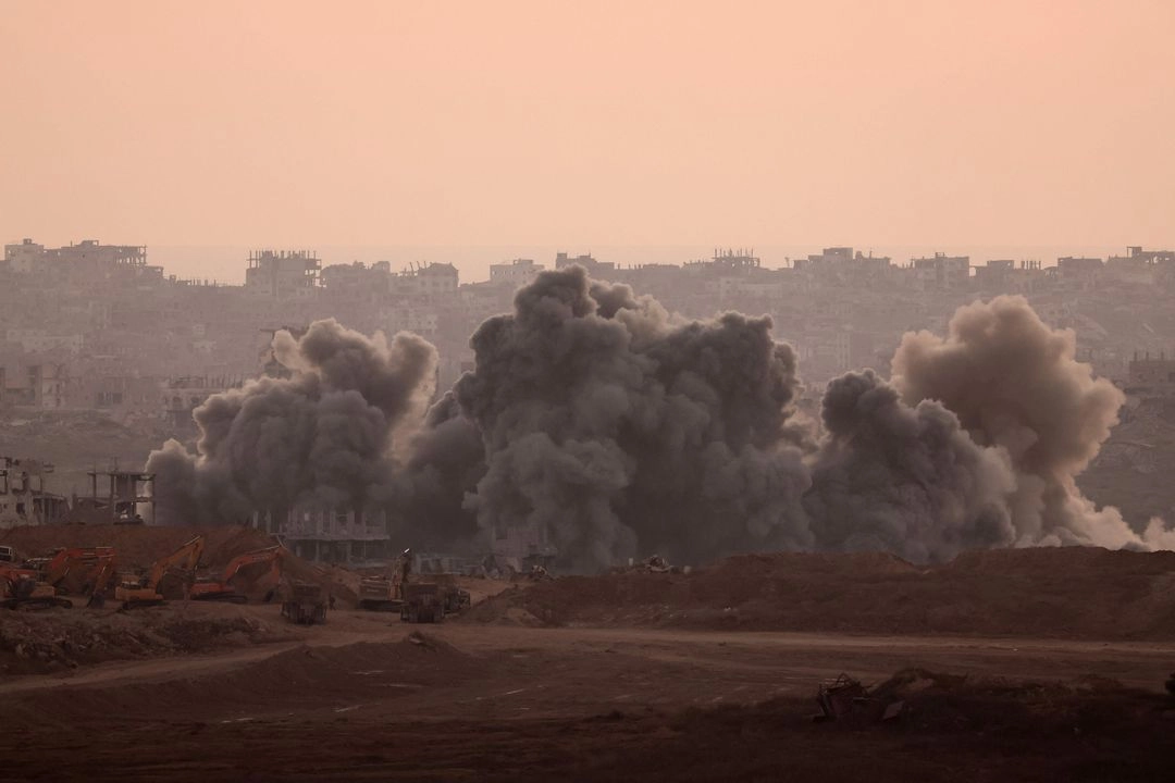 Imagen tomada desde la frontera entre Israel y la franja de Gaza, muestra objetivos atacados por las fuerzas israelíes el 8 de julio de 2025.  