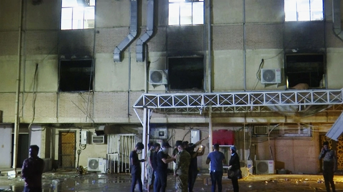 En esta imagen de archivo tomada de un video aparecen trabajadores de emergencias en un hospital donde se produjo un incendio, en Bagdad, el 24 de abril de 2021. Foto Ap