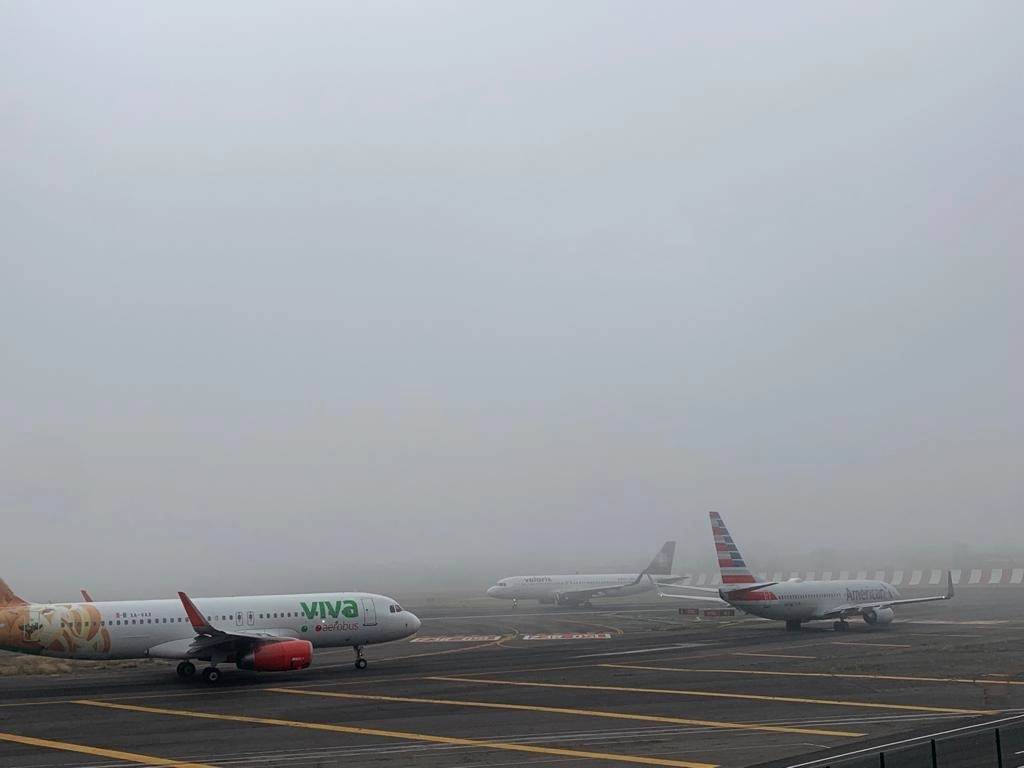 Un banco de neblina se registró en el Aeropuerto Internacional de la Ciudad de México, lo que retrasó la salida y llegada de vuelos, el 15 de noviembre de 2021. Foto Alfredo Domínguez


