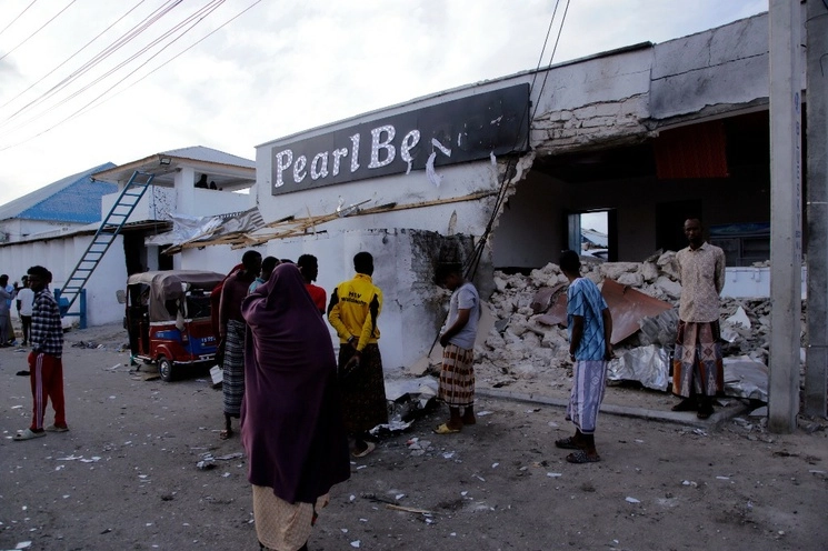Testigos observan los escombros del hotel Pearl, en la capital Mogadiscio, tras los enfrentamientos entre el ejército somalí y combatientes yihadistas, el pasado 10 de junio. Foto Ap.