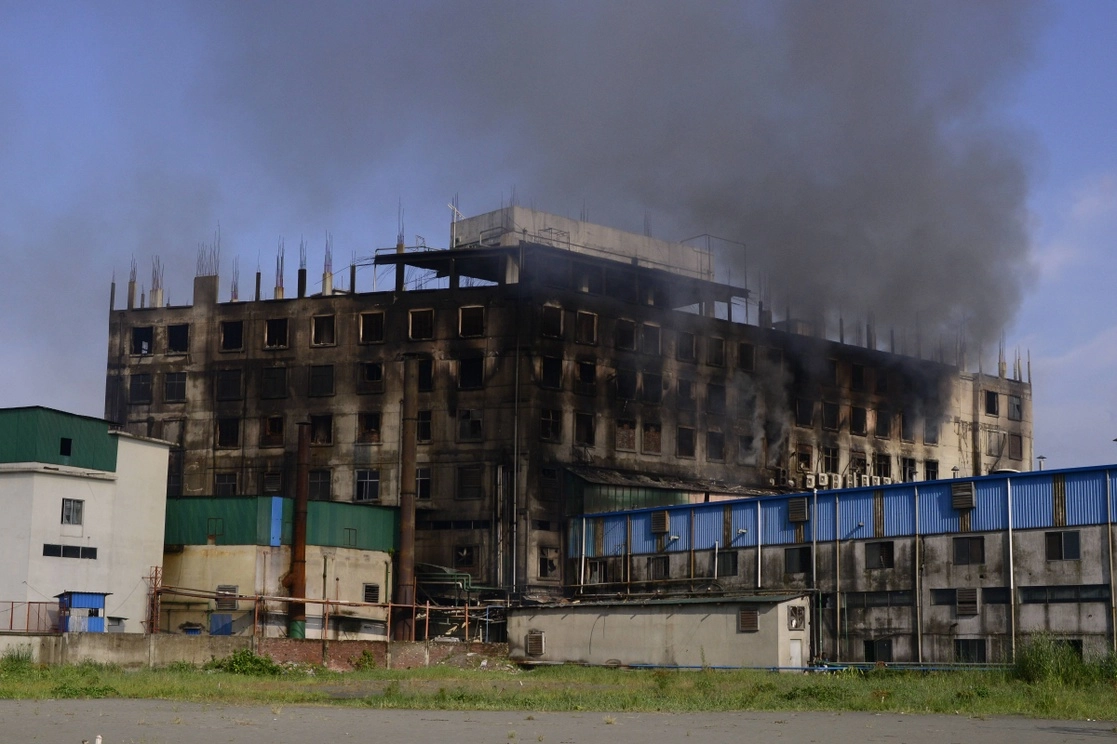 Al menos 52 personas murieron y una treintena resultaron heridas en el incendio de una fábrica de alimentación y bebidas en Bangladesh, donde algunos obreros tuvieron que saltar por las ventanas para escapar de las llamas, el 9 de julio de 2021. Foto Ap