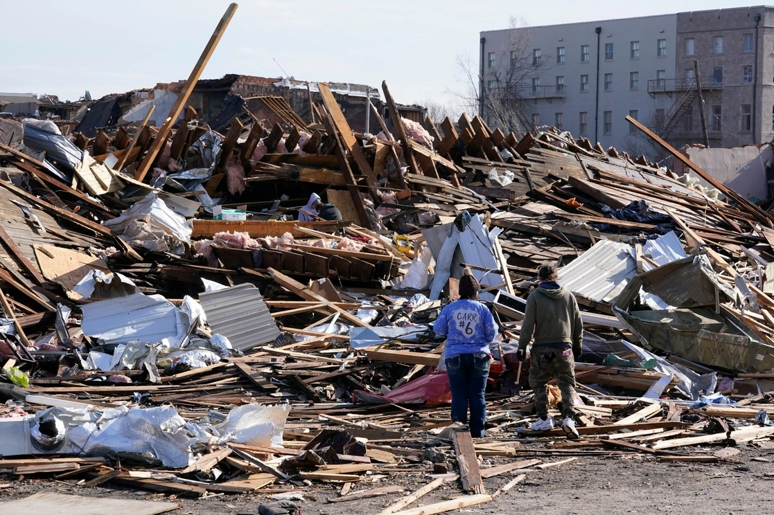 En la ciudad de Mayfield, en Kentucky, edificaciones fueron destruidas por la tormenta, con estructuras de metal dobladas, árboles y pedazos de paredes regados por las calles. Foto Ap