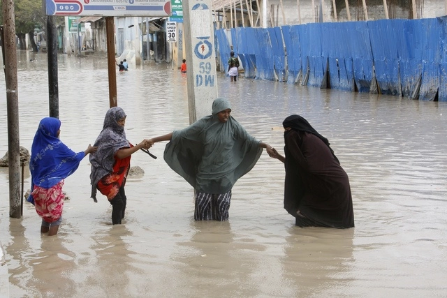 Damnificados por lluvias en ciudad de Mogadishu, Somalia. Foto Ap