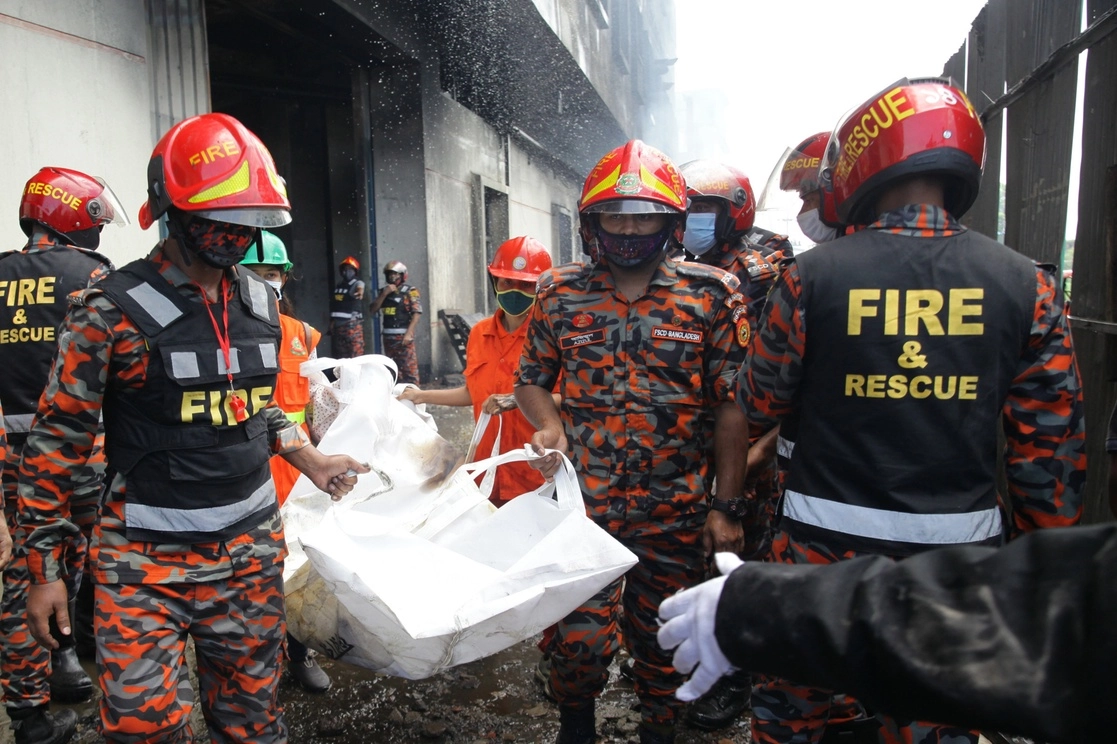 Bomberos retiran los restos de personas fallecidas en el incendio en Hashem Food and Beverage Ltd. Foto Xinhua