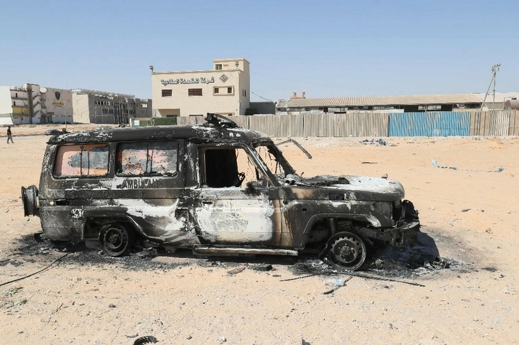 Los restos de un automóvil que fue quemado se observan tras dos días de enfrentamiento entre dos grupos rivales en Trípoli, capital de Libia, el 16 de agosto de 2023. Foto Afp