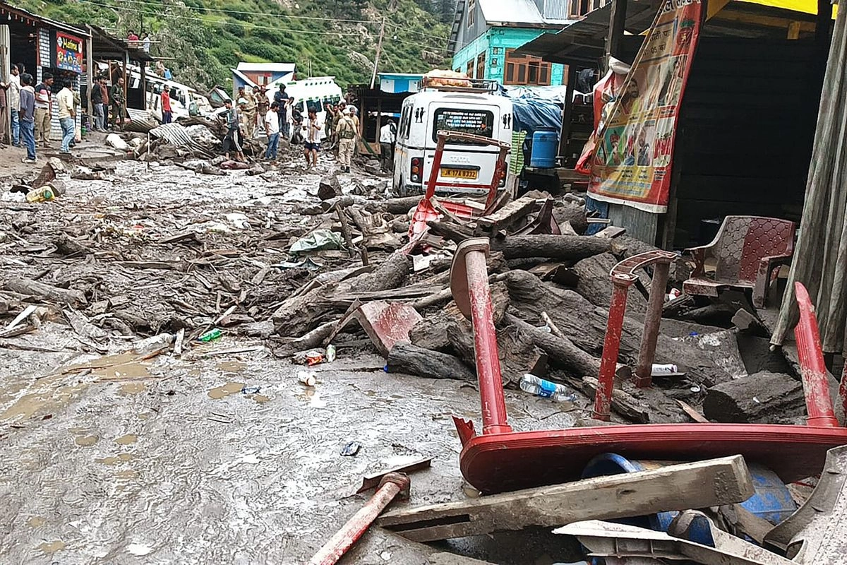 Rescatistas inspeccionan una aldea en el distrito de Kishtwar, en Cachemira, India, luego de que las intensas lluvias provocaran un alud, dejando al menos 46 víctimas mortales. 