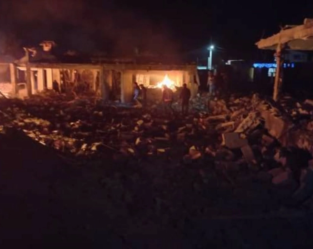 Al menos seis fallecidos y una veintena de personas lesionadas es el saldo preliminar de la explosión de un supuesto polvorín en la comunidad de Santiago Tenango. Foto ‘La Jornada de Oriente’