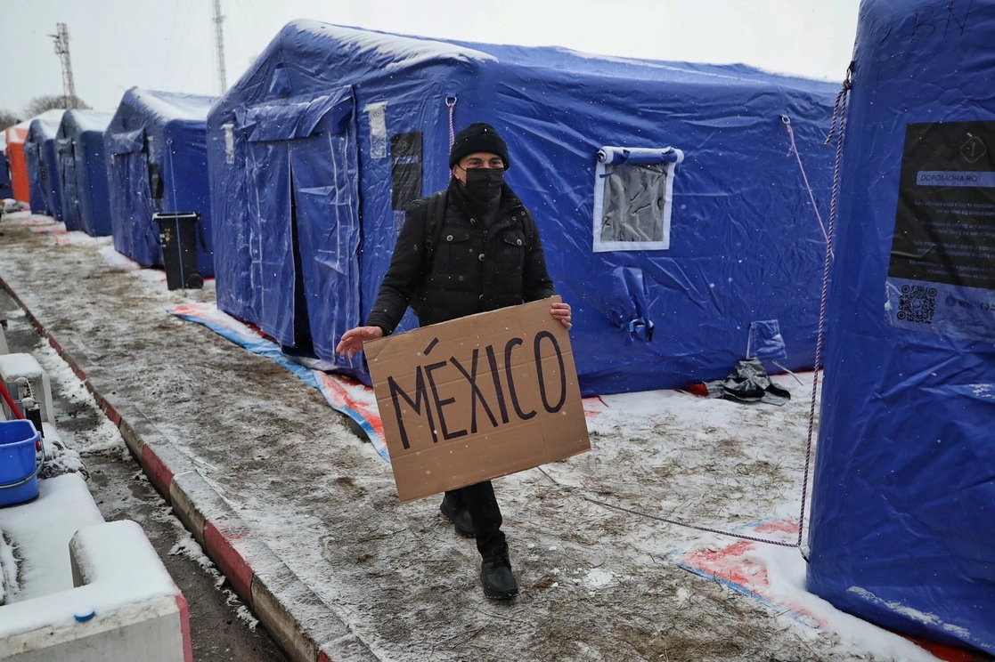 Ciudadanos mexicanos, que solicitaron ser repatriados debido a la guerra entre Rusia y Ucrania, pasan la frontera de esta última nación hacia Siret, ciudad rumana, el 2 de marzo de 2022. Foto Marco Peláez