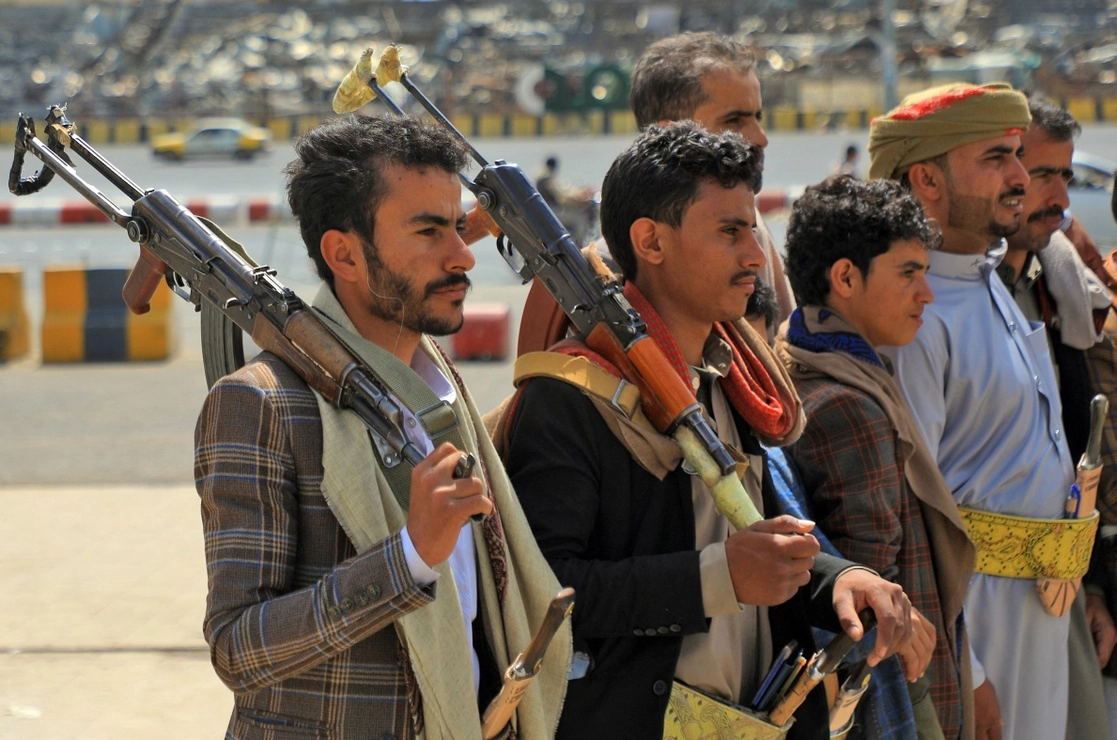 Combatientes leales a rebeldes hutíes, en una plaza de la capital yemení Saná, el 30 de agosto de 2021. Foto Afp 