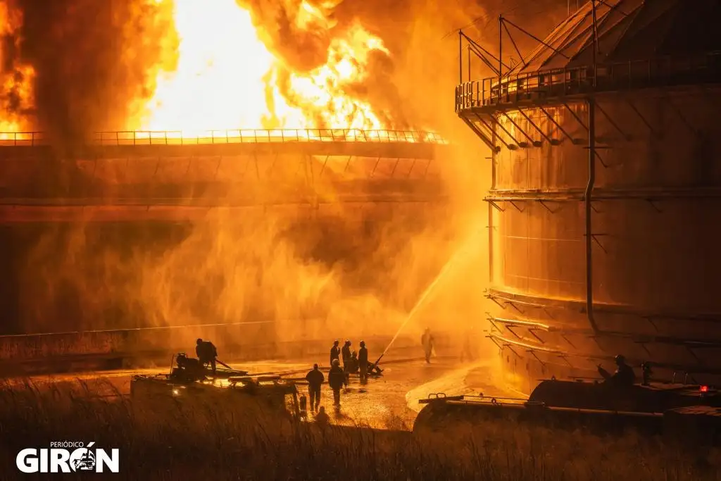 A 77 subió la cifra de heridos reportados después de la explosión de dos tanques de petróleo en la zona industrial de Matanzas. El gobierno cubano solicita ayuda y asesoramiento internacional para sofocar el gran incendio, que sigue sin control. Foto Periódico Girón