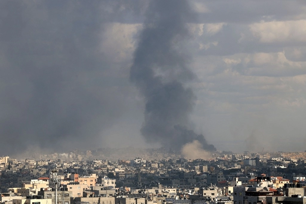 Esta imagen tomada desde la ciudad de Gaza muestra una columna de humo después de un ataque israelí en el norte del territorio palestino el 29 de diciembre de 2024, en medio de la guerra en curso entre Israel y el movimiento palestino Hamás. Foto Afp