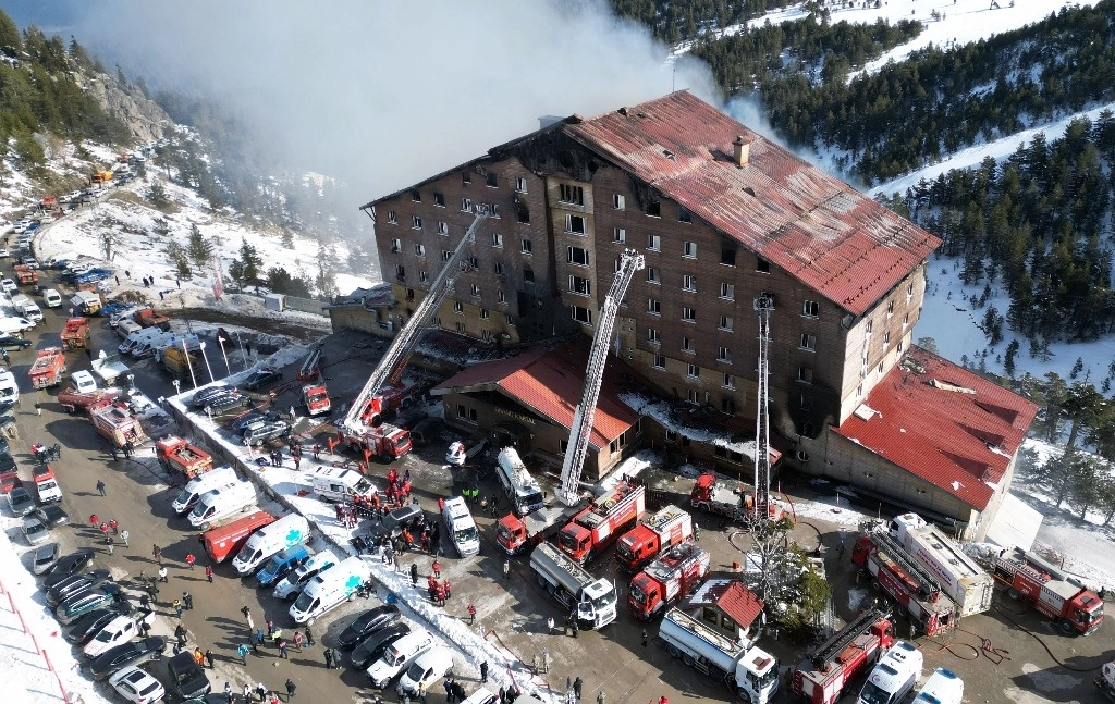 Bomberos trabajan en el sitio de un incendio en la estación de esquí, Kartalkaya, en Bolu, Turquía, el 21 de enero de 2025. Foto Xinhua