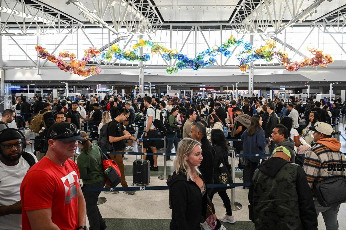 Viajeros hacen fila en un control de seguridad del Aeropuerto Intercontinental George Bush en Houston, Texas, el 7 de noviembre de 2025. Foto 