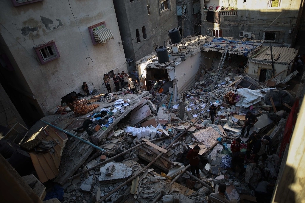 Escombros de una casa destruida por bombardeos israelíes en el campamento de refugiados Al-Maghazi, en el centro de Gaza, el 19 de octubre de 2024. Foto Xinhua
 