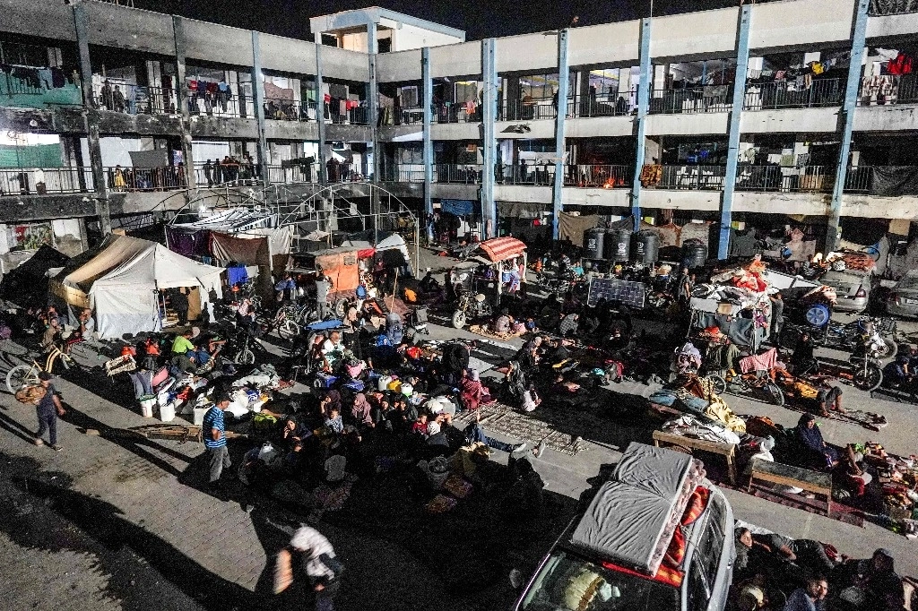 El jueves, la agencia de defensa civil de este territorio palestino gobernado por Hamas aseguró que ataques israelíes contra dos escuelas en la misma ciudad mataron a más de 18 personas. Foto Afp.