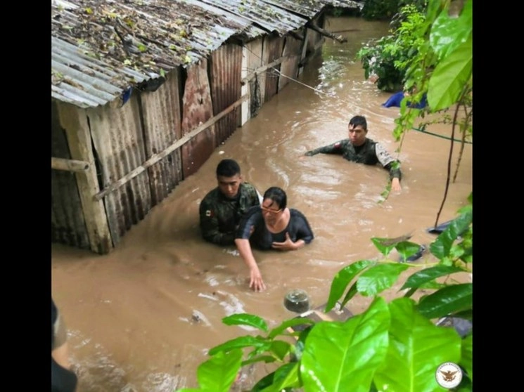 Elementos de la Guardia Nacional auxilian a los afectados por el desbordamiento del río Moctezuma, en el municipio huasteco de Tamazunchale. Foto cortesía Guardia Nacional