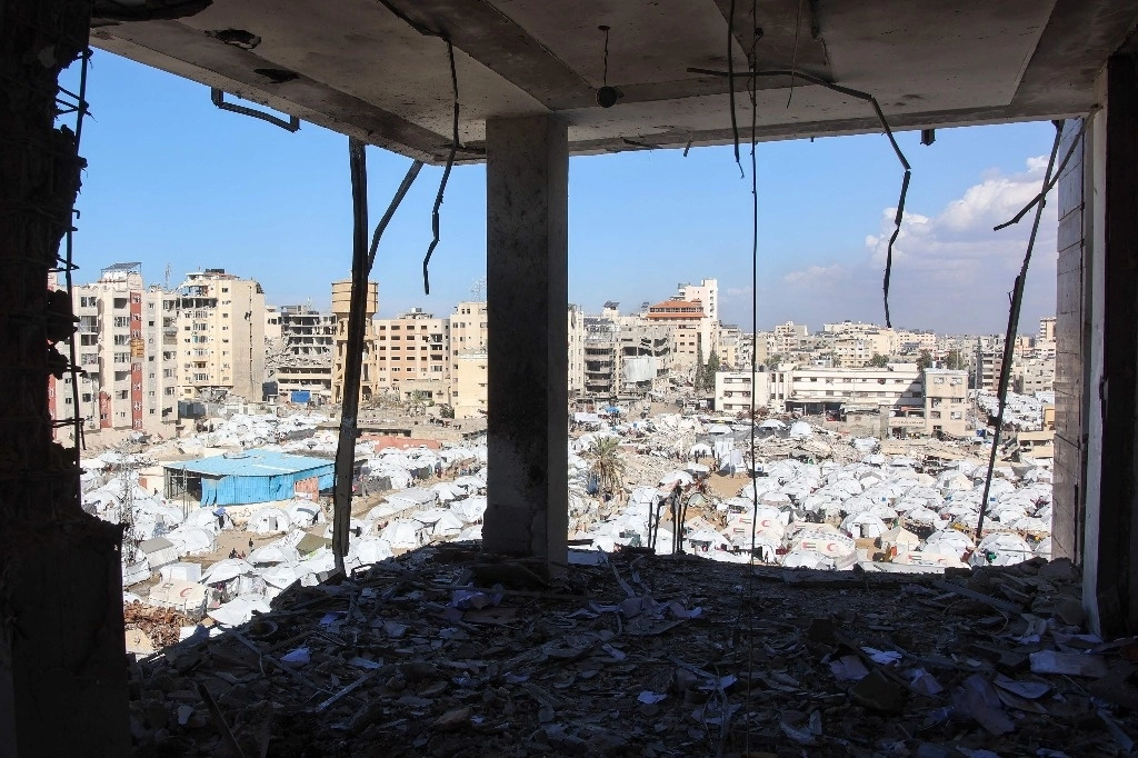 Casas de campaña donde se refugian palestinos desplazados en el centro de la franja de Gaza, el 29 de diciembre de 2024. Foto Afp