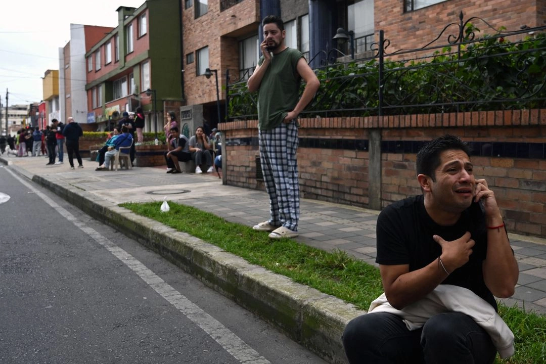 La gente salió a las tras percibir el sismo de magnitud de 6.5 en Bogotá, Colombia, el 8 de junio de 2025. Foto 