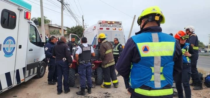 Paramédicos atendieron a los lesionados en el lugar y trasladaron a hospitales a dos de ellos. Foto La Jornada