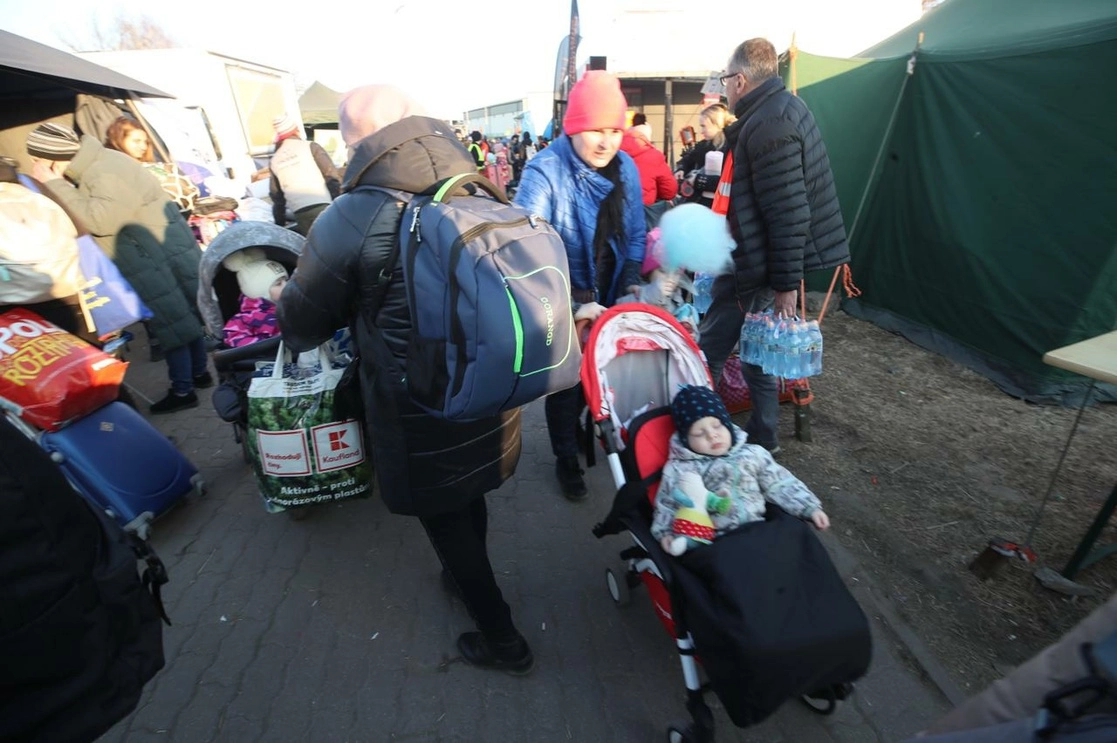 Refugiados ucranios regresan a su país por la garita de Medyka, ubicada en la frontera sureste con Polonia, el 20 de marzo de 2022. Foto Marco Peláez
