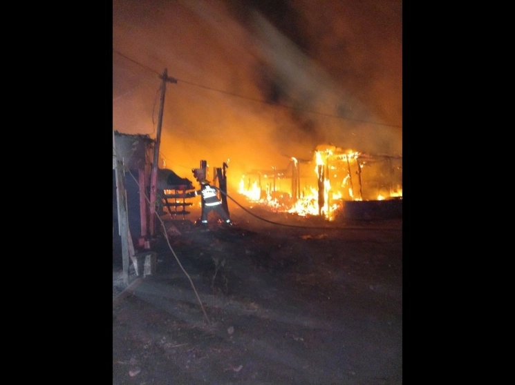 El siniestro provocó una intensa movilización de bomberos y rescatistas que apoyados de cuatro máquinas evitaron que el fuego se extendiera hacia otras zonas. Foto tomada de Twitter @saz2000