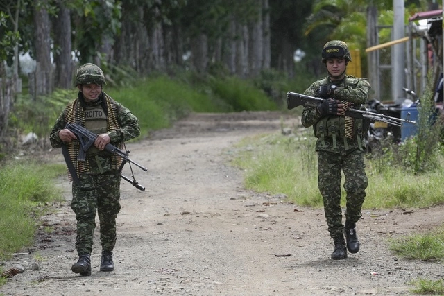 Al menos ocho guerrilleros murieron en combates entre dos facciones de las disidencias de las FARC en el departamento de Caquetá, en el sur de Colombia. Foto Ap