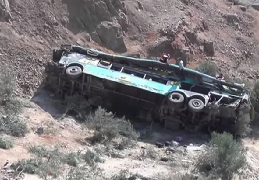 Según las primeras investigaciones, el conductor perdió el control y el vehículo volcó. Las autoridades de la zona están trabajando para rescatar los cuerpos atrapados.Foto Afp / archivo


