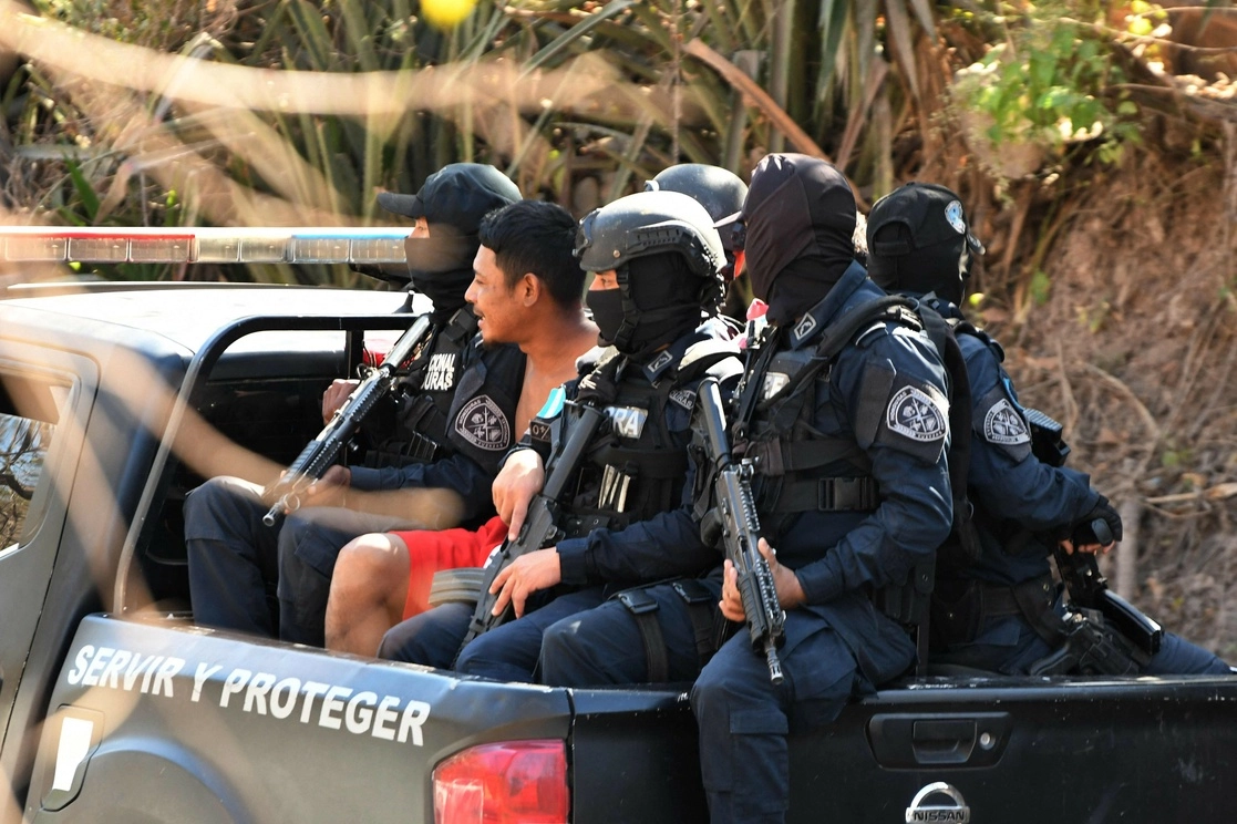 Policías de Honduras transportan a presuntos pandilleros. Foto Afp