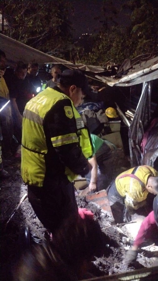 Paramédicos de Protección Civil y elementos de la SSEM se encuentran en el lugar, trabajando para atender la emergencia. Foto tomada de la cuenta de X @pciviledomex