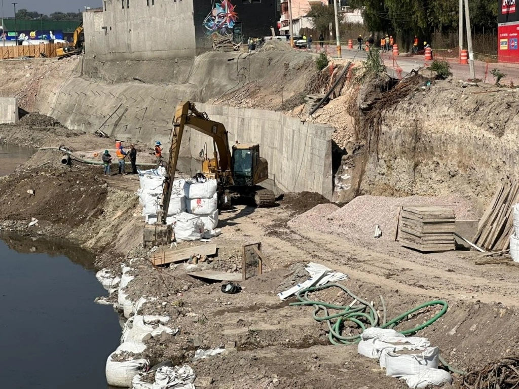 El derrumbe se produjo pasadas las 12 del día de este viernes, en la parte del río que pasa por detrás del Hotel Sharon en el puente vehicular de la avenida Melchor Ocampo. Foto tomada de X.
