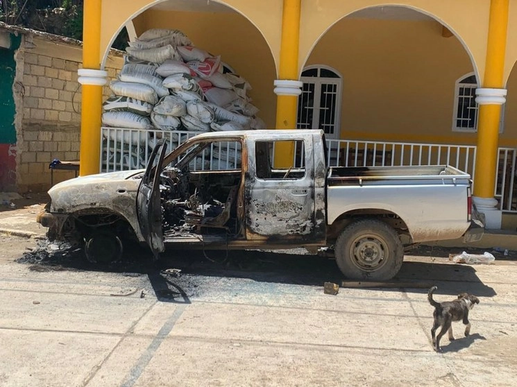 Uno de los vehículos incendiados en el ataque armado al poblado de Tierra Blanca, en el municipio de Cochoapa el Grande. Foto La Jornada