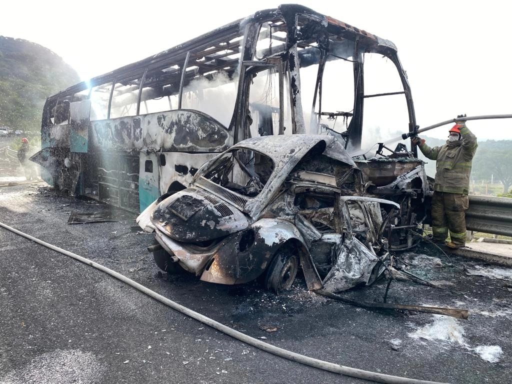 Los dos vehículos involucrados el libramiento Chilpancingo a Tixtla se calcinaron. Foto La Jornada
