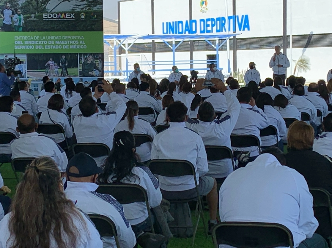 En el municipio de La Paz, el gobernador mexiquense entregó la unidad deportiva del Sindicato de Maestros al Servicio del Estado de México, el 17 de noviembre de 2021. Foto René Ramón