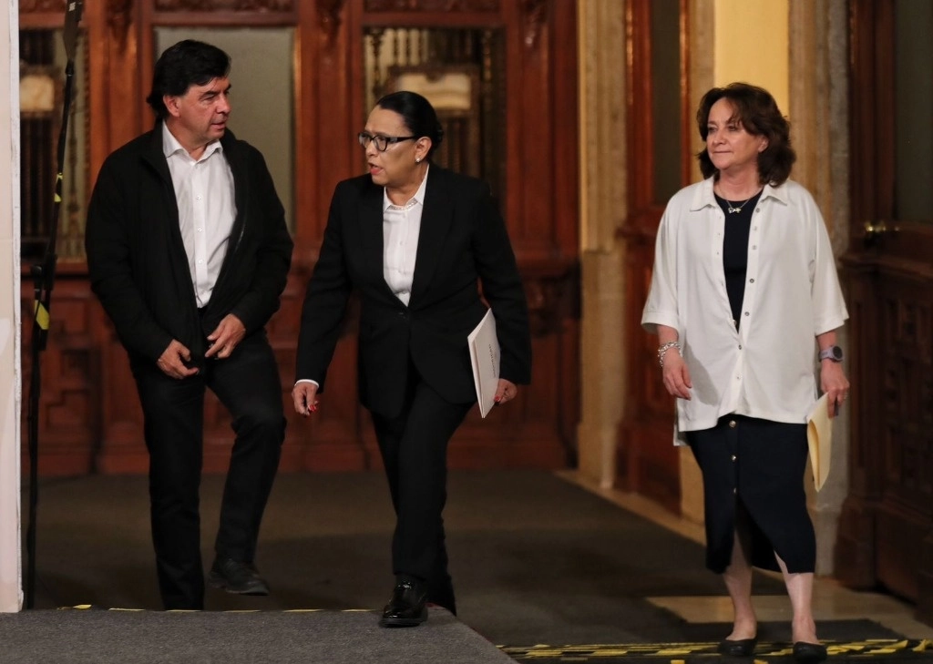 El titular de Comunicación Social de la Presidencia, Jesús Ramírez Cuevas,  la titular de la Secretaría de Seguridad y Protección Ciudadana, Rosa Icela Rodríguez, y la fiscal de derechos humanos de la Fiscalía General de la República, Sara Irene Herrerías. Foto: Marco Peláez 