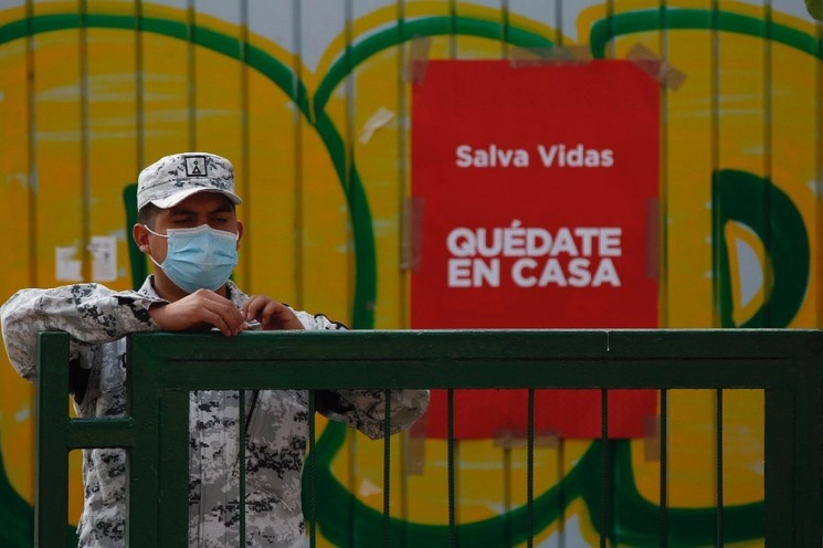 Elemento de la Guardia Nacional fuera del Hospital General de Zona 1A del IMSS, durante la pandemia de Covid-19, en la CDMX. Foto Cristina Rodríguez 